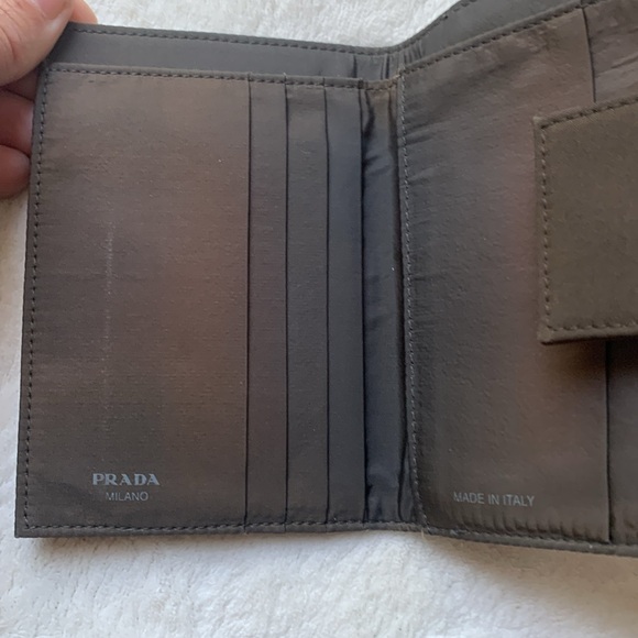 Lot of two Prada wallets. One with COA trifold and the other dark brown - Picture 11 of 13